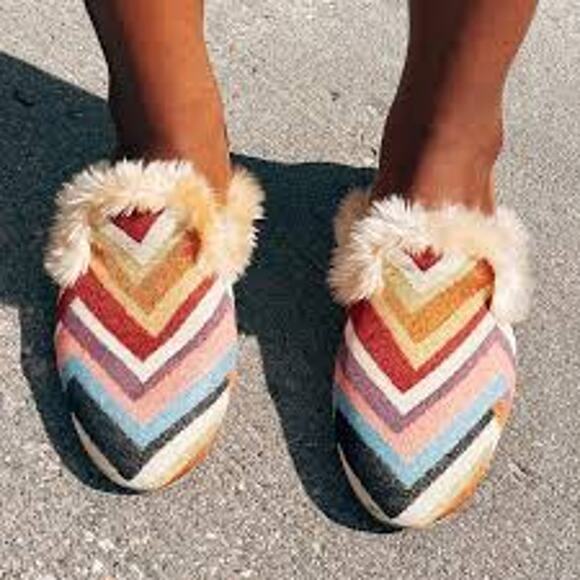 Universal Threads Women Bibiana Chevron Faux Fur Lined Mules Size 7.5 Multicolor - Picture 3 of 5